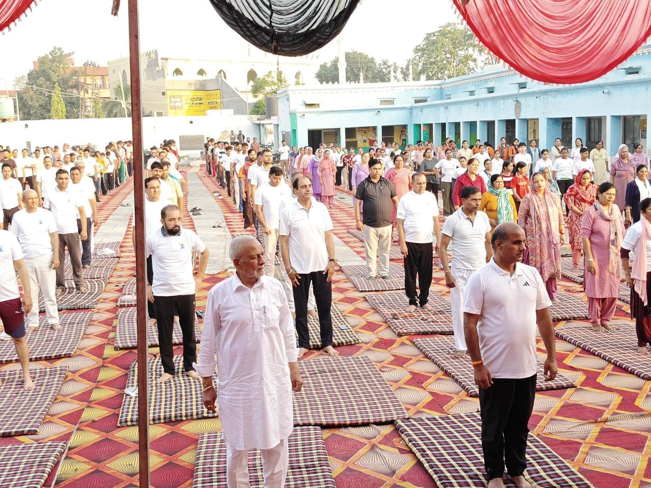 सेंट थॉमस स्कूल में योगाभ्यास करते विद्यार्थी व अध्यापक। संस्थान
