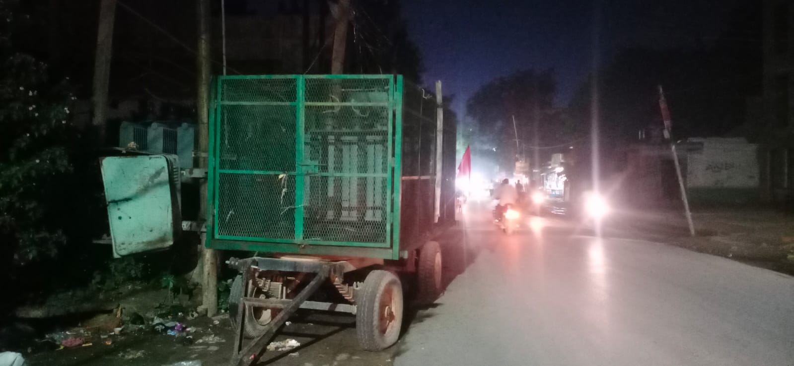 शहर के पीरनगर में सड़क किनारे लगा ट्रॉली ट्रांसफॉर्मर। संवाद शहर के पीरनगर में सड़क किनारे लगा ट्रॉली ट्रांसफॉर्मर। संवाद