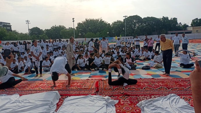 शिवाजी स्टेडियम में योग करते विधानसभा अध्यक्ष हरविंद्र कल्याण। संवाद