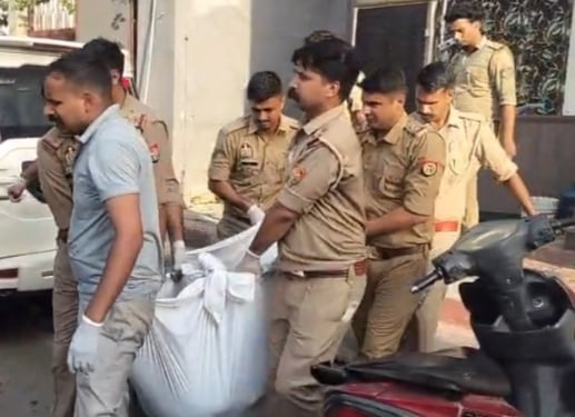 ताजगंज के होटल एप्पल इन में दिल्ली के युवक के आत्महत्या के बाद शव ले जाती पुलिस।संवाद