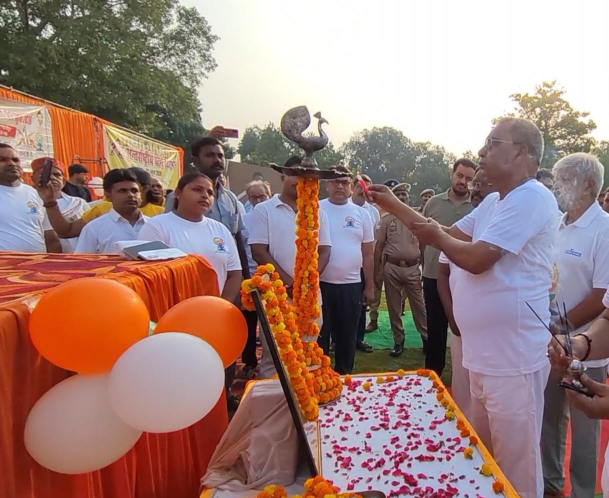 दिलदारनगर के महादेवा मंदिर परिसर में योग करते लोग। संवाद