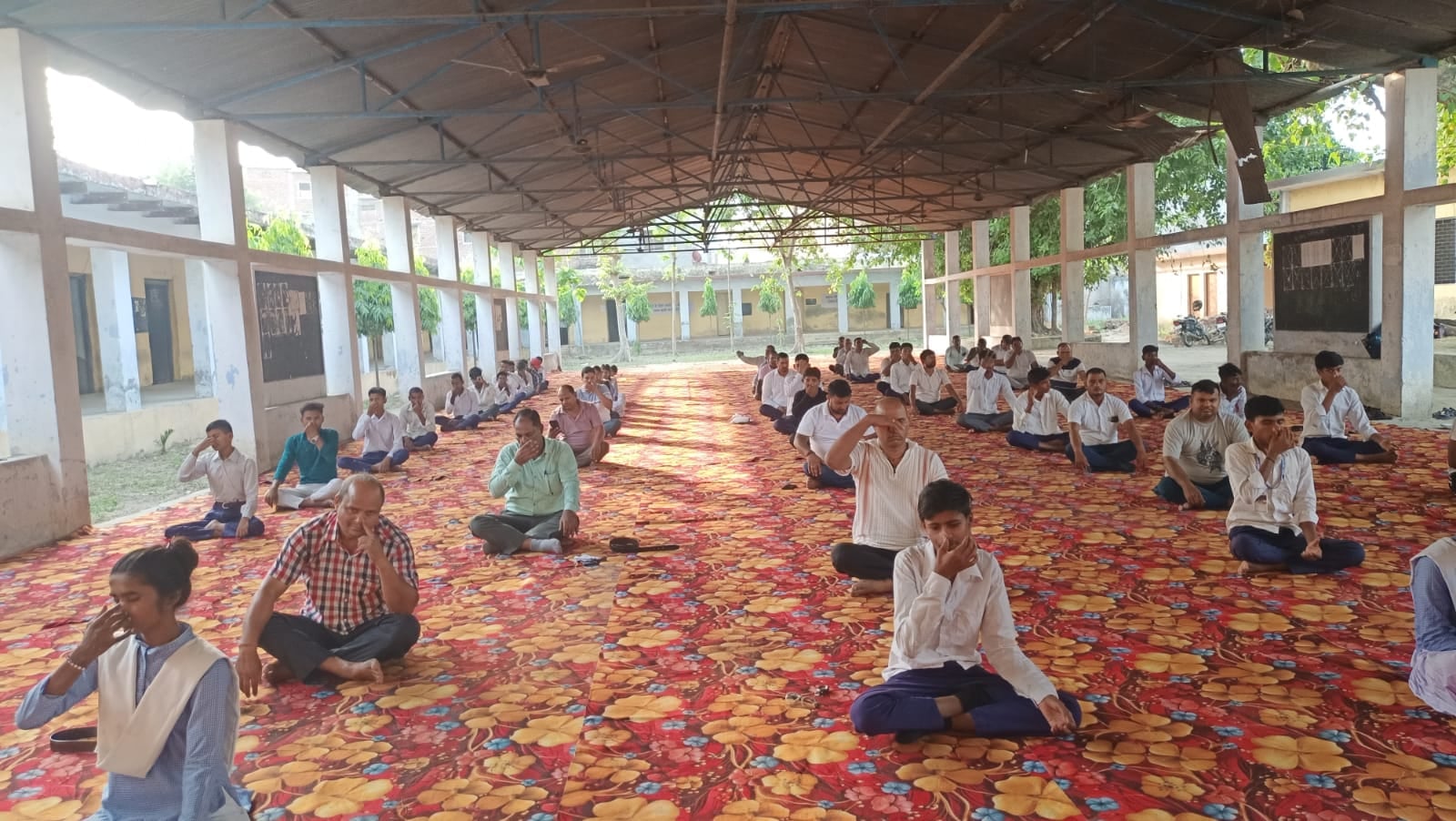 दिलदारनगर के महादेवा मंदिर परिसर में योग करते लोग। संवाद