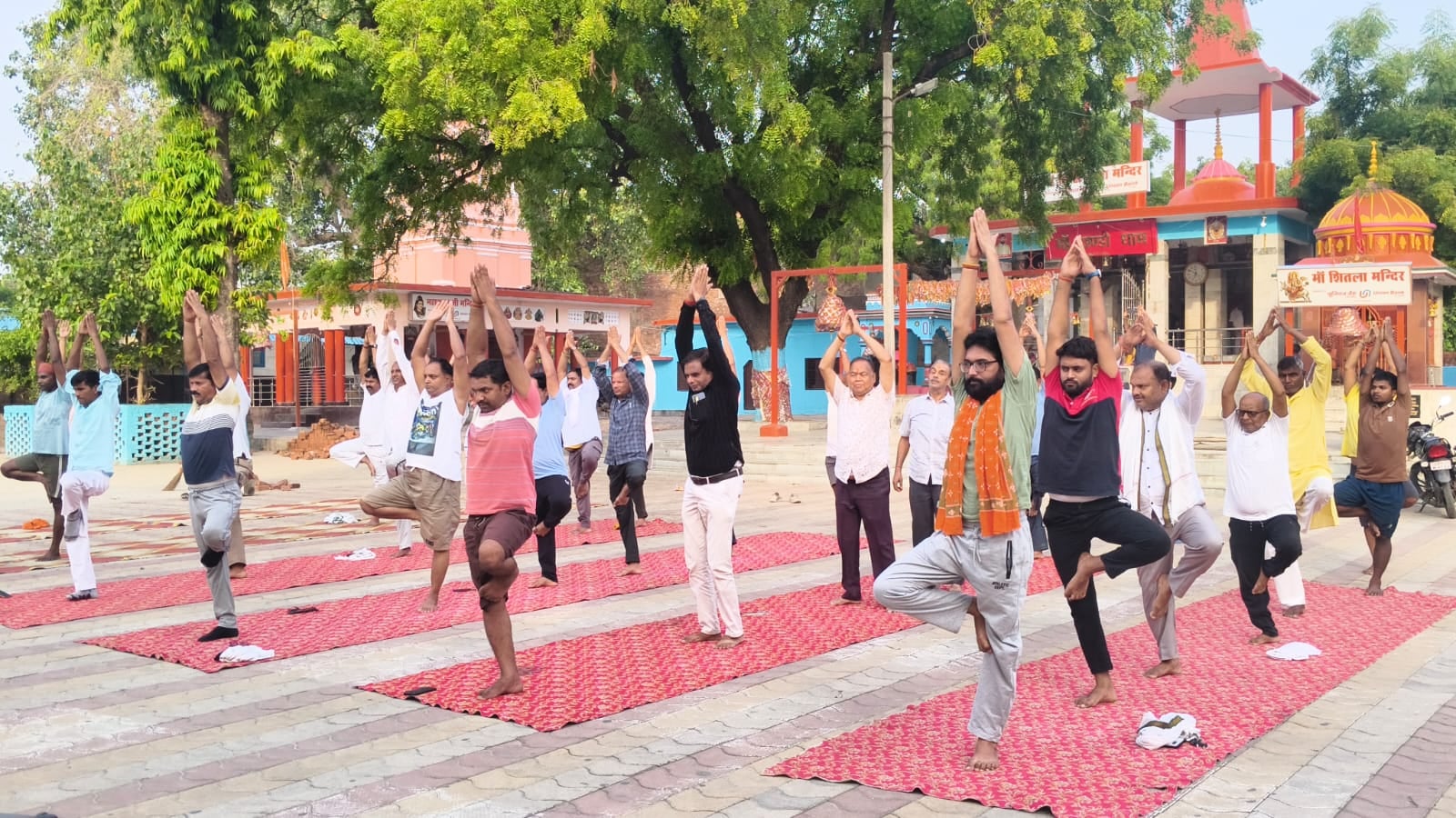 दिलदारनगर के महादेवा मंदिर परिसर में योग करते लोग। संवाद