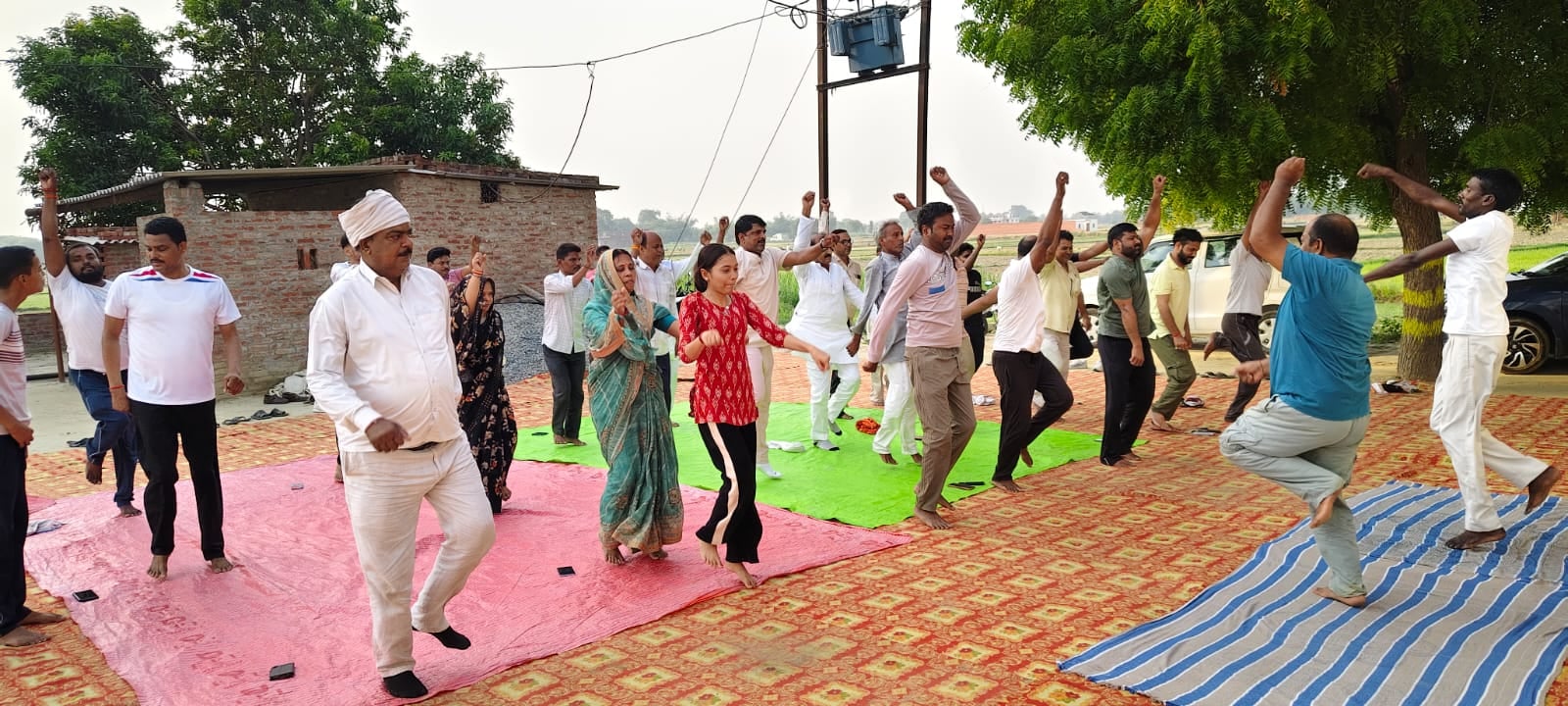 दिलदारनगर के महादेवा मंदिर परिसर में योग करते लोग। संवाद