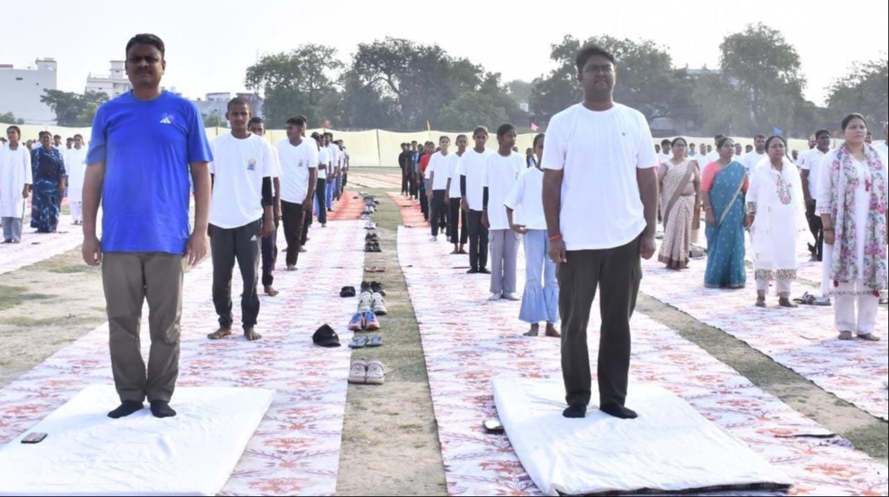 दिलदारनगर के महादेवा मंदिर परिसर में योग करते लोग। संवाद