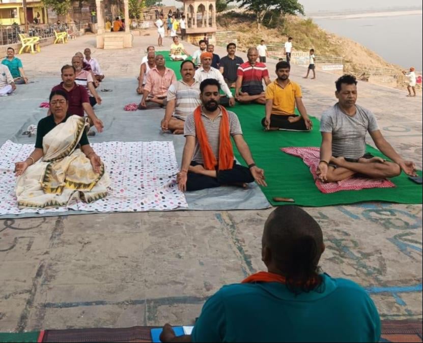 दिलदारनगर के महादेवा मंदिर परिसर में योग करते लोग। संवाद