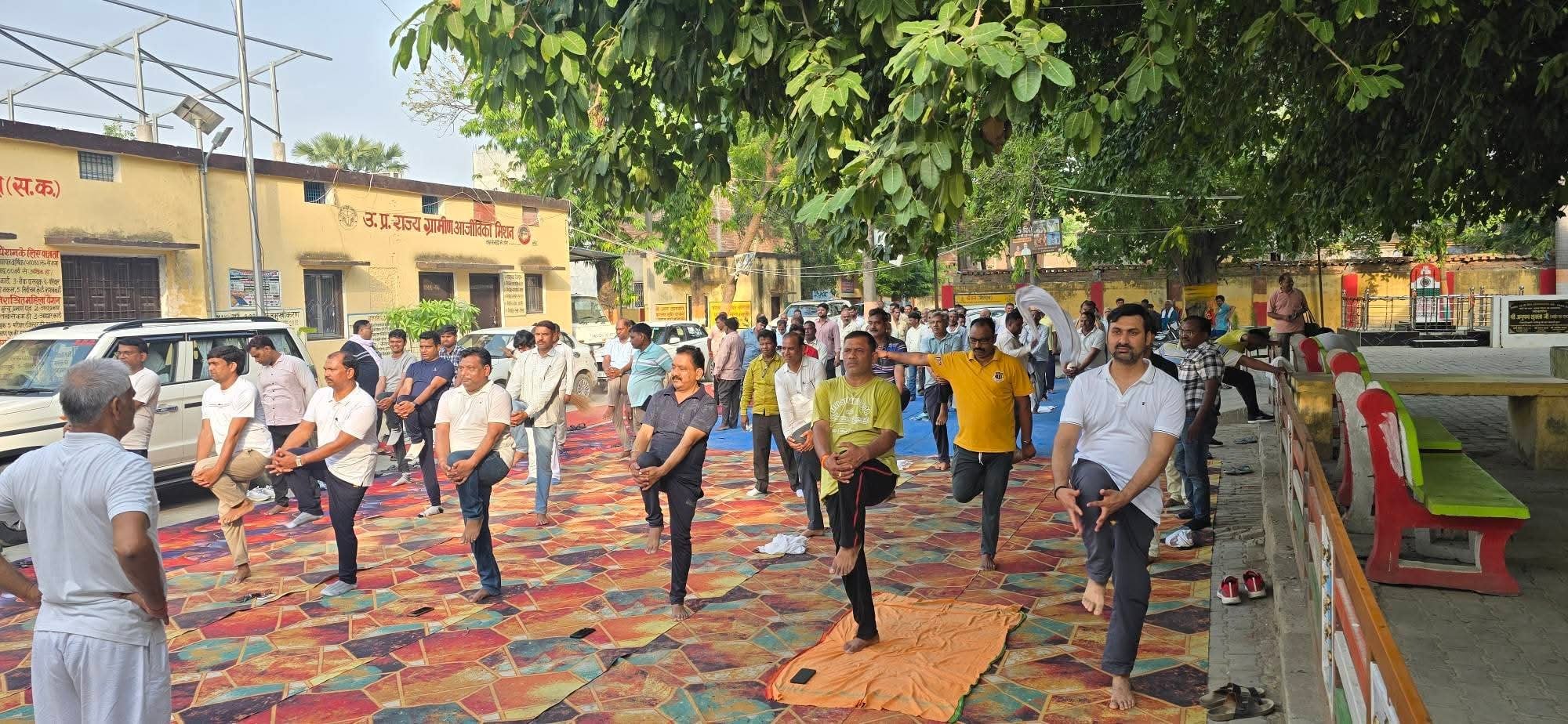 दिलदारनगर के महादेवा मंदिर परिसर में योग करते लोग। संवाद