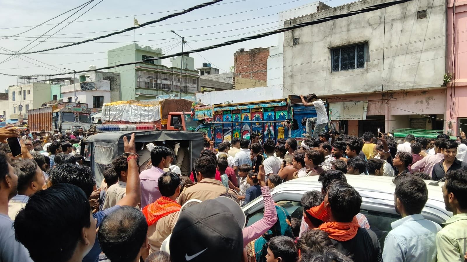 वजीरगंज में टॉवर पर चढ़कर ऊपर बैठा युवक नदीम। संवाद वजीरगंज में टॉवर पर चढ़कर ऊपर बैठा युवक नदीम। संवाद