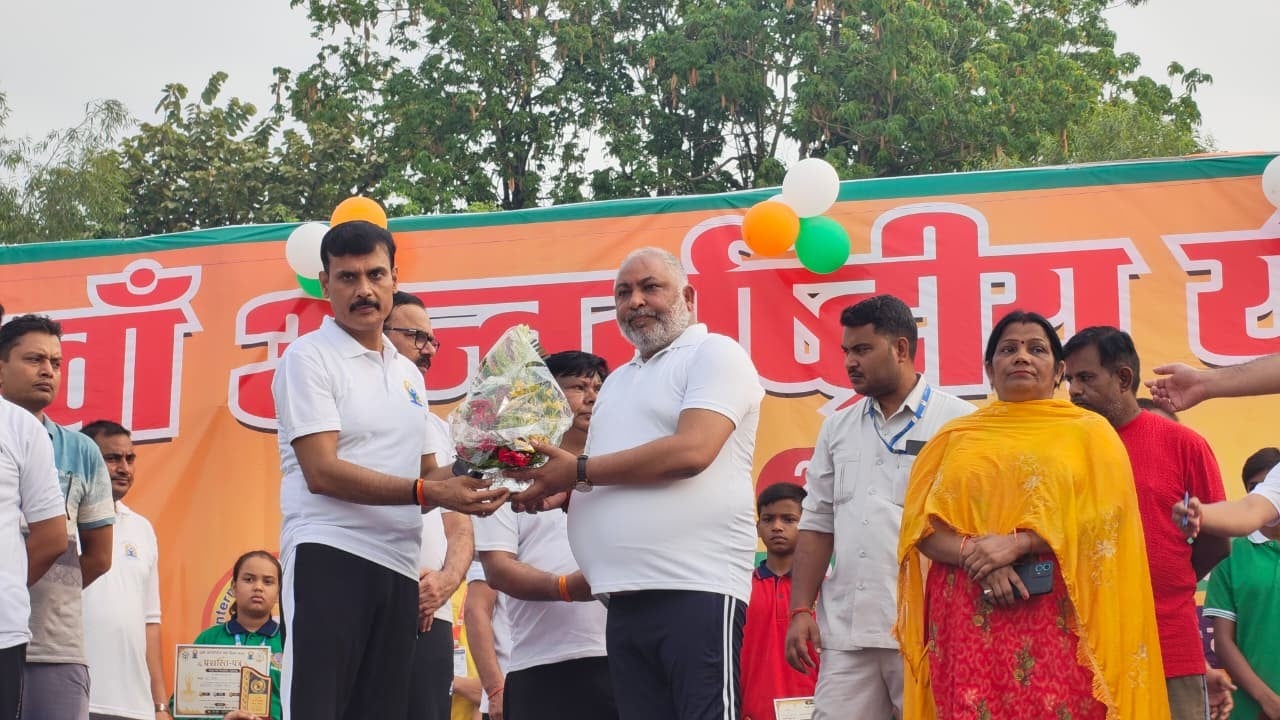 विश्व योग दिवस पर पुलिस परेड ग्राउंड में योगाभ्यास करते परिवहन मंत्री दयाशंकर सिंह साथ में जिला