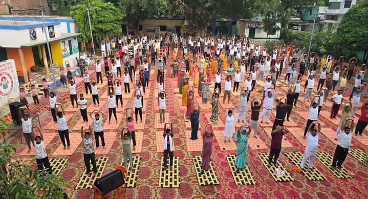 विश्व योग दिवस पर पुलिस परेड ग्राउंड में योगाभ्यास करते परिवहन मंत्री दयाशंकर सिंह साथ में जिला