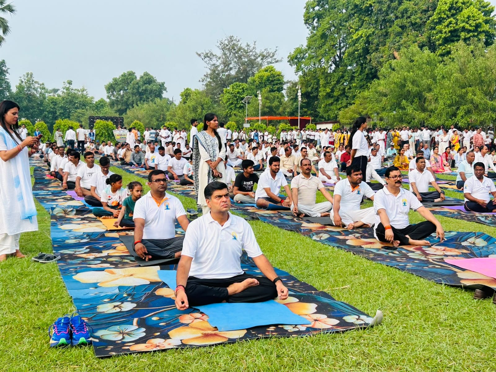योग करते नमामि  गंगे जिला गंगा समिति के सदस्य।स्रोत-सोशल मीडिया