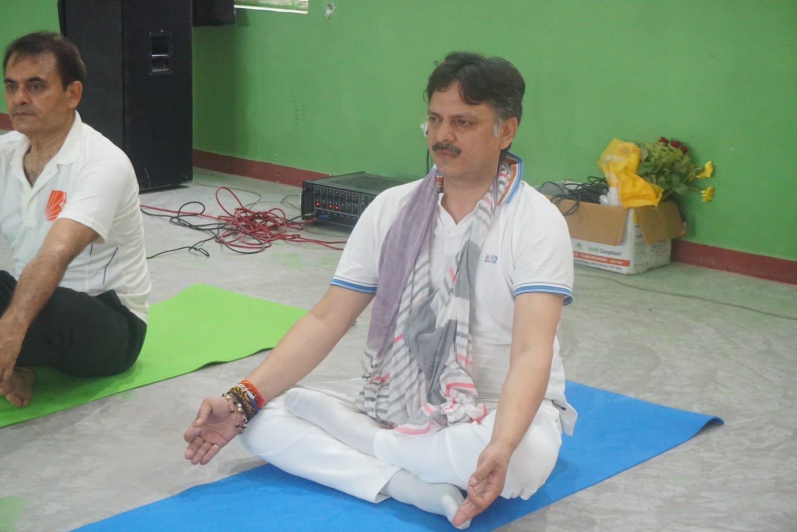 योग करते विधायक डॉ. राजेश्वर सिंह 