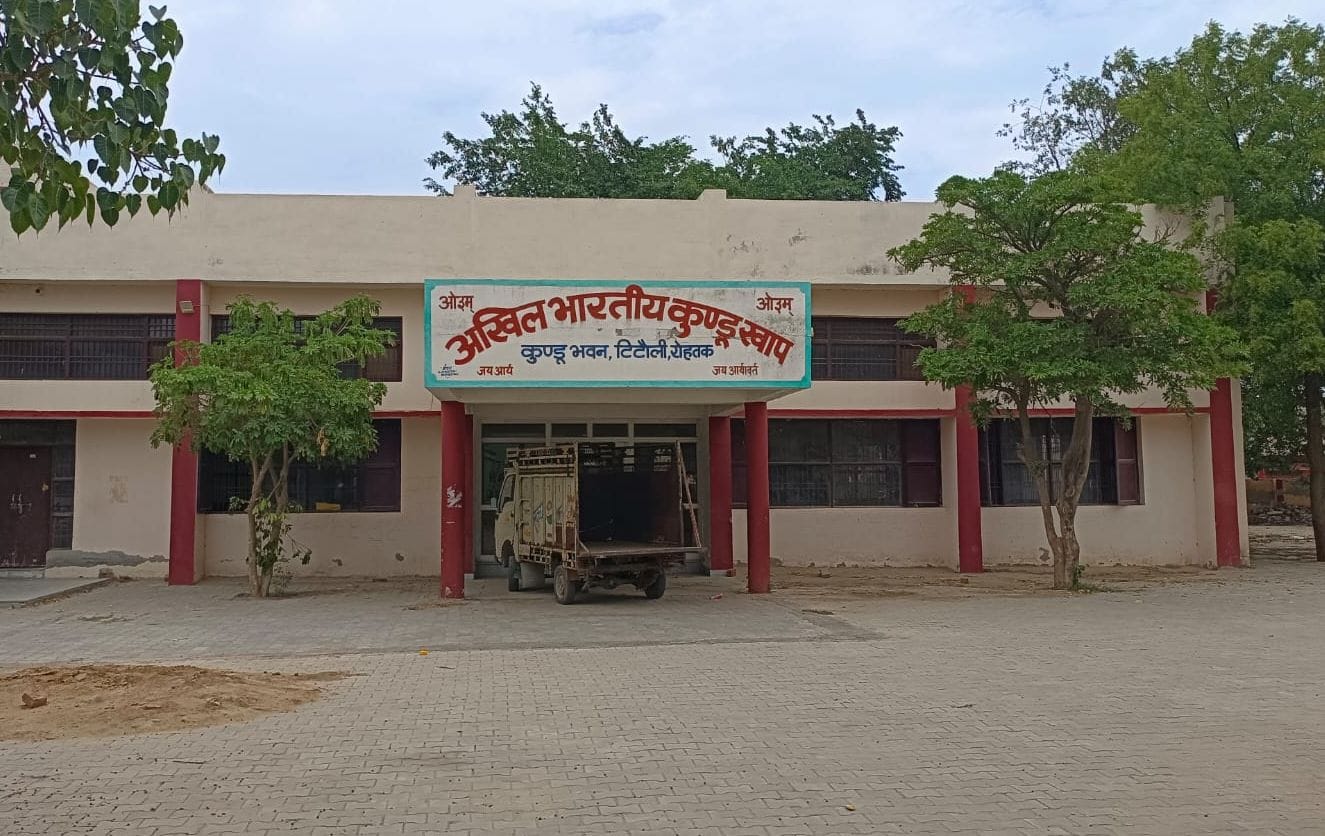 14-टिटौली गांव के इतिहास के विषय में चर्चा करते ग्रामीण। संवाद