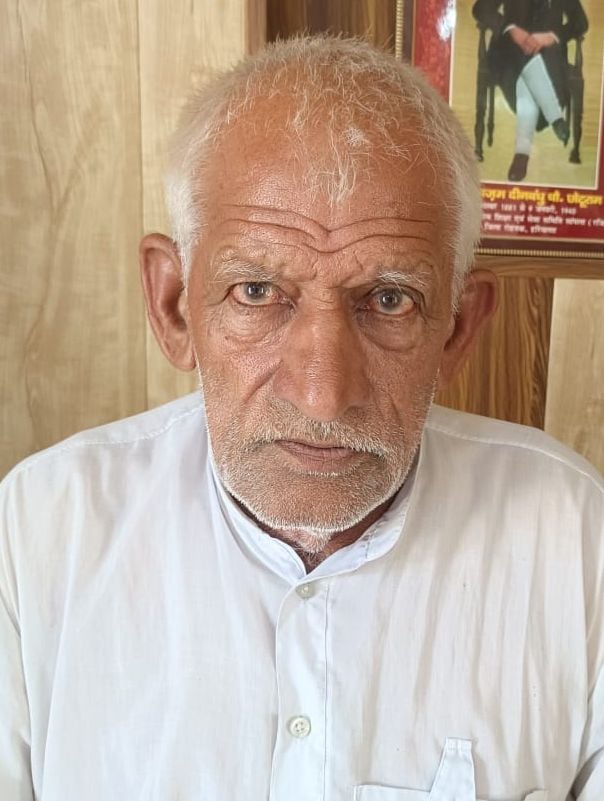 14-टिटौली गांव में कुंडू भवन के बाहर आर्य समाज के विषय में चर्चा करते ग्रामीण। संवाद 14-टिटौली गांव में कुंडू भवन के बाहर आर्य समाज के विषय में चर्चा करते ग्रामीण। संवाद
