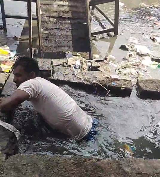 23जेएनडी20, 21: सफीदों में गंदगी डालने से बंद हुए नाले की सफाई करते हुए सफाईकर्मी। संवाद 23जेएनडी20, 21: सफीदों में गंदगी डालने से बंद हुए नाले की सफाई करते हुए सफाईकर्मी। संवाद