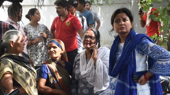 अलीगंज में अग्निकांड के बाद होता राहतकार्य। अलीगंज में अग्निकांड के बाद होता राहतकार्य।