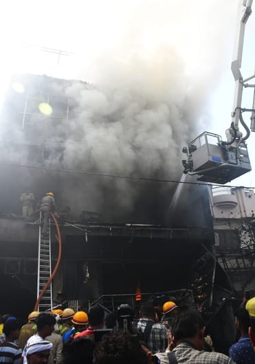 अलीगंज में अग्निकांड के बाद होता राहतकार्य। अलीगंज में अग्निकांड के बाद होता राहतकार्य।