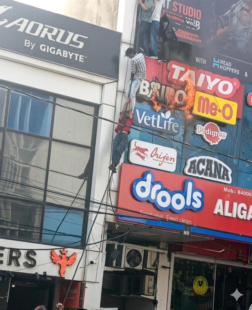 अलीगंज में अग्निकांड के बाद होता राहतकार्य। अलीगंज में अग्निकांड के बाद होता राहतकार्य।