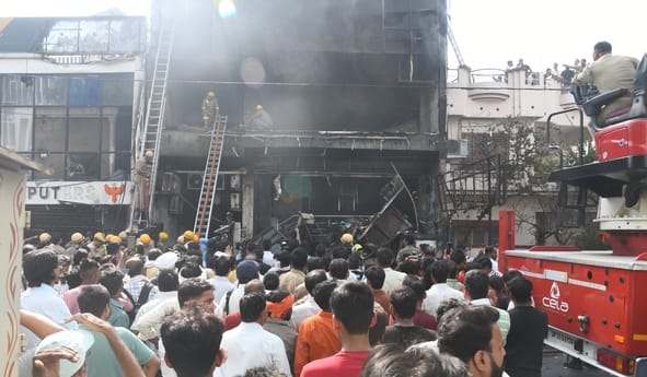 अलीगंज में अग्निकांड के बाद होता राहतकार्य। अलीगंज में अग्निकांड के बाद होता राहतकार्य।