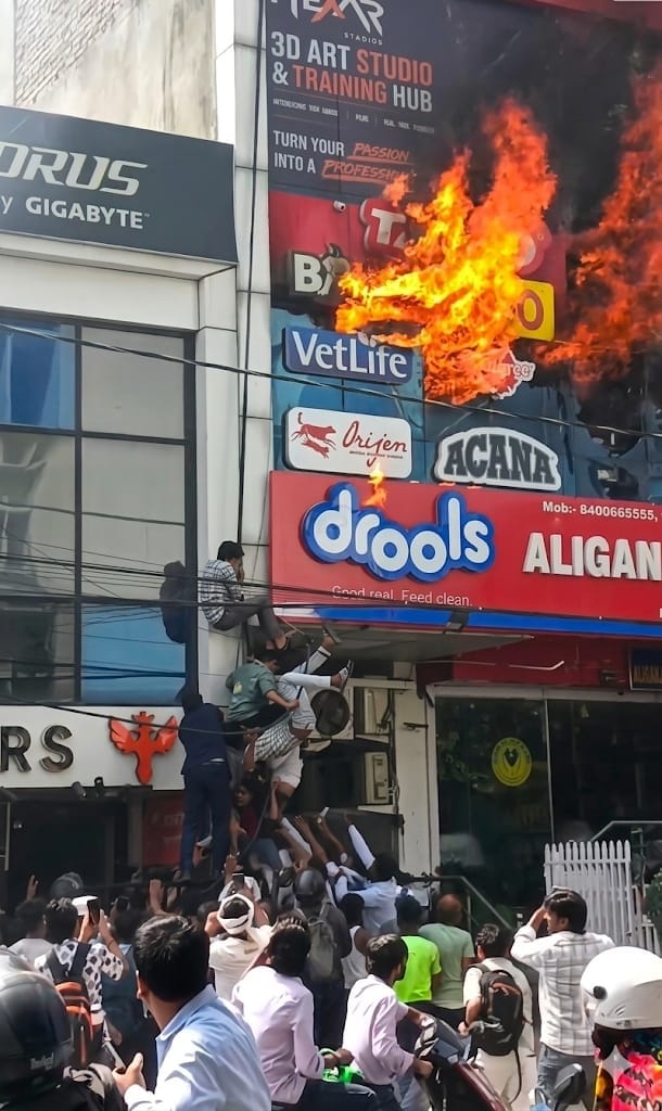 अलीगंज में अग्निकांड के बाद होता राहतकार्य। अलीगंज में अग्निकांड के बाद होता राहतकार्य।