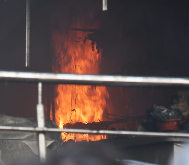 अलीगंज में अग्निकांड के बाद होता राहतकार्य। अलीगंज में अग्निकांड के बाद होता राहतकार्य।