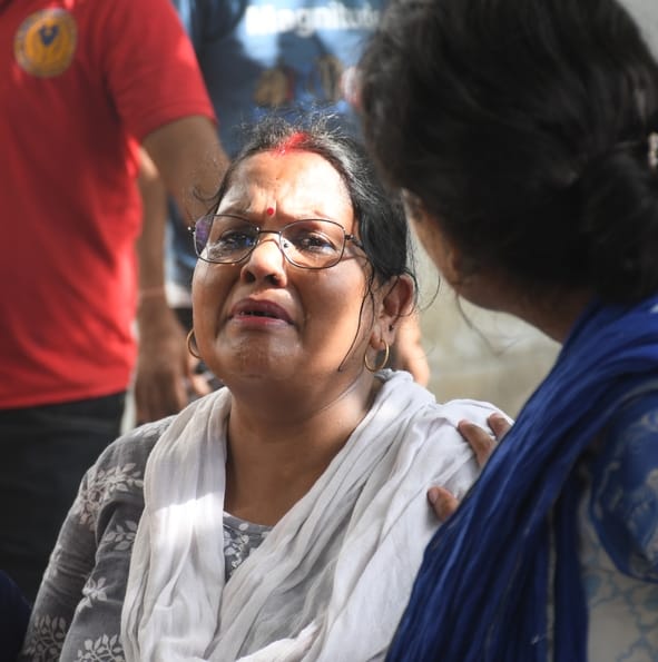 अलीगंज में अग्निकांड के बाद होता राहतकार्य। अलीगंज में अग्निकांड के बाद होता राहतकार्य।