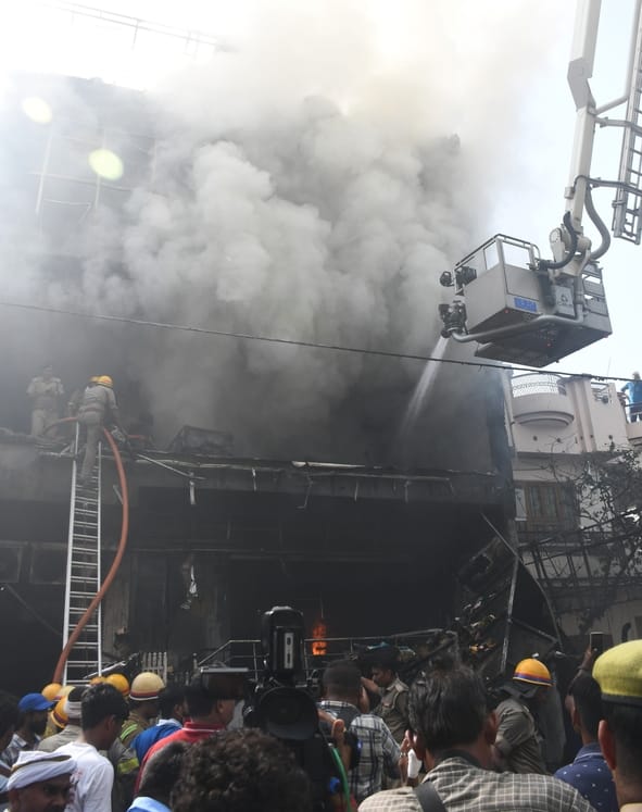 अलीगंज में अग्निकांड के बाद होता राहतकार्य। अलीगंज में अग्निकांड के बाद होता राहतकार्य।