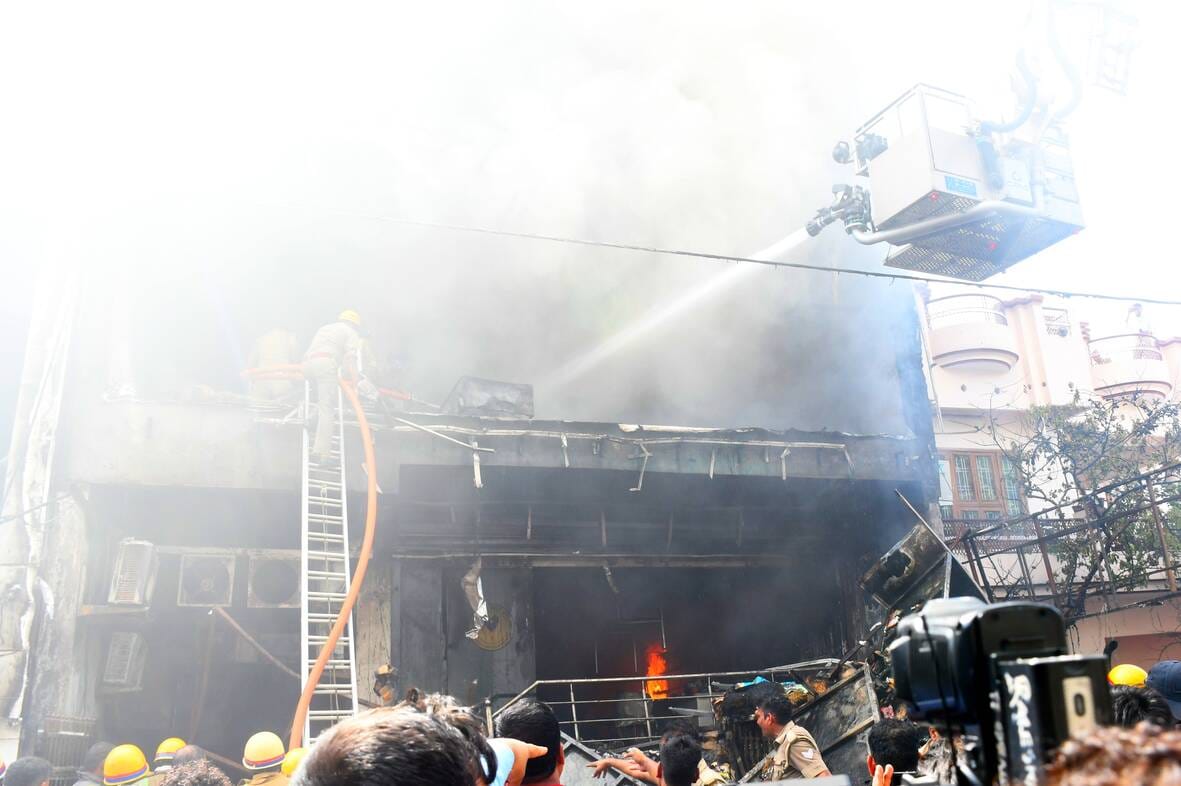 अलीगंज में अग्निकांड के बाद होता राहतकार्य। अलीगंज में अग्निकांड के बाद होता राहतकार्य।