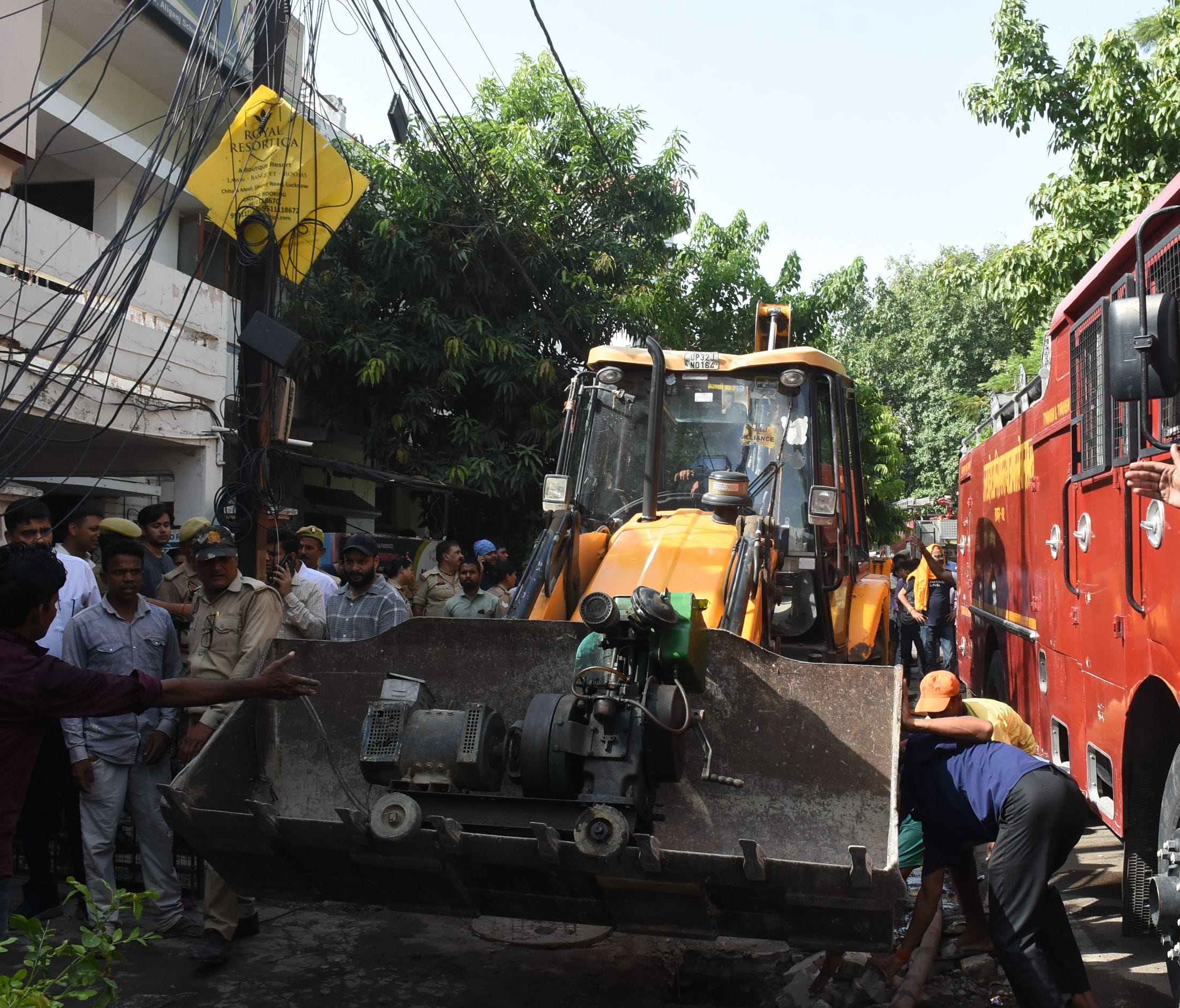 अलीगंज स्थित बिल्डिंग में अग्निकांड के दौरान राहत और बचाव करते दमकल कर्मी। अलीगंज स्थित बिल्डिंग में अग्निकांड के दौरान राहत और बचाव करते दमकल कर्मी।