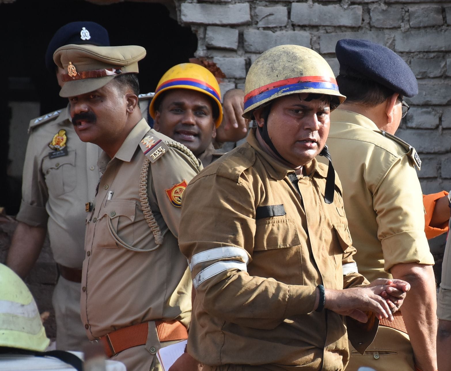 अलीगंज स्थित बिल्डिंग में अग्निकांड के दौरान राहत और बचाव करते दमकल कर्मी। अलीगंज स्थित बिल्डिंग में अग्निकांड के दौरान राहत और बचाव करते दमकल कर्मी।