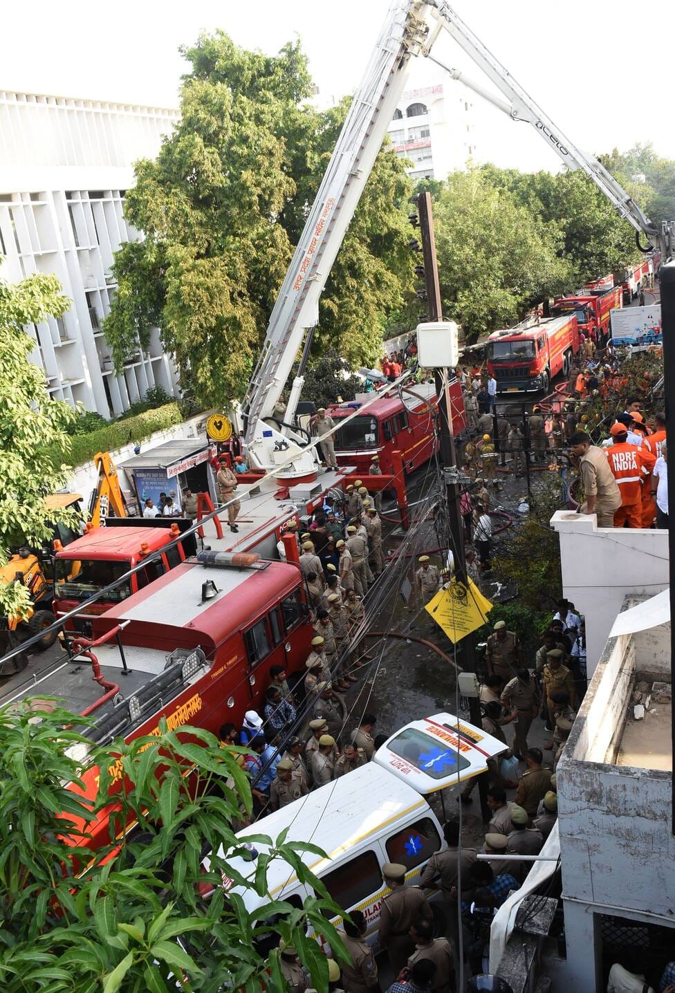 अलीगंज स्थित बिल्डिंग में रविवार को लगी आग में ़15 लोगों की गई जान। 