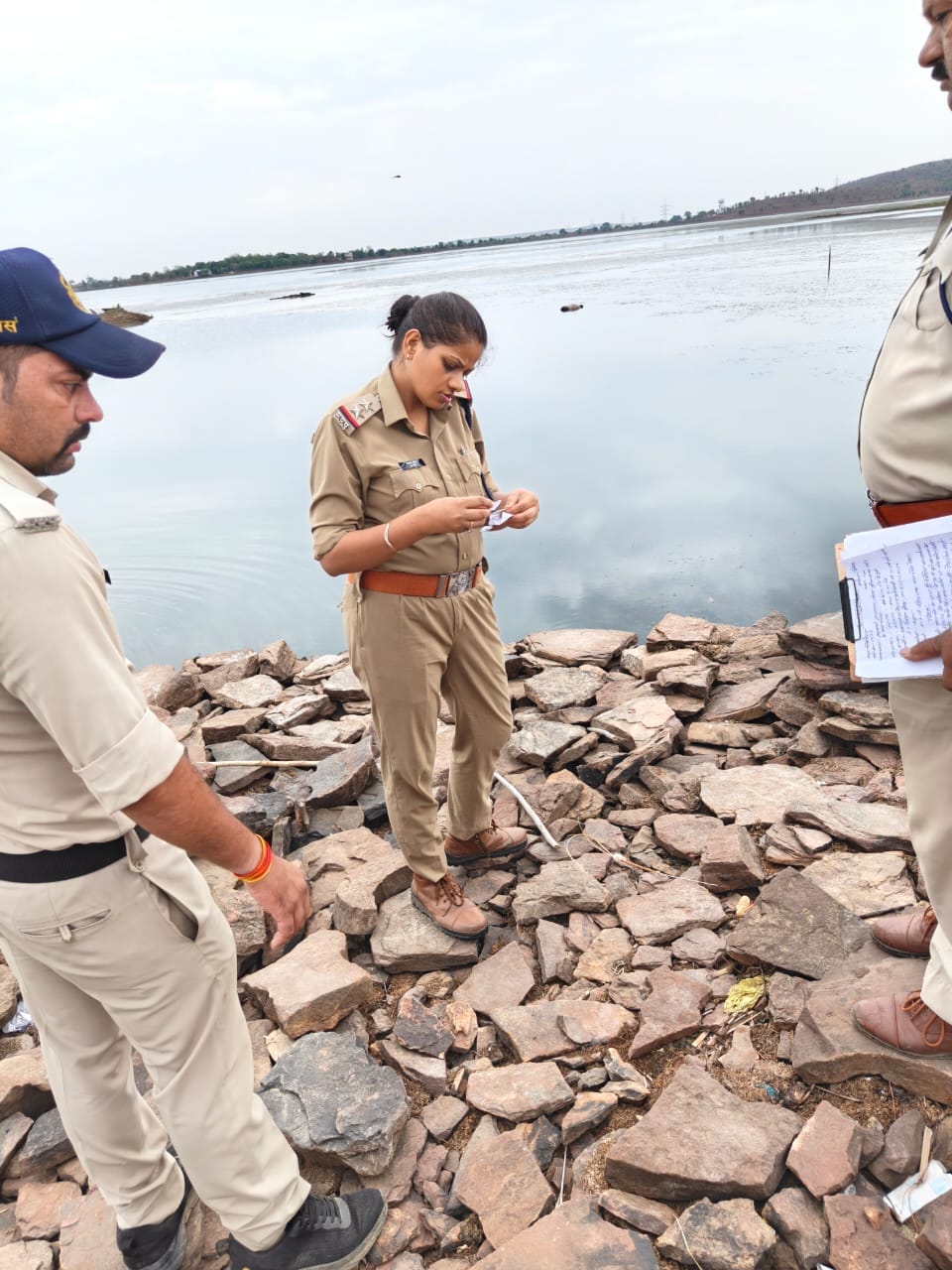 तालाब से शव बरामद करती पुलिस 
