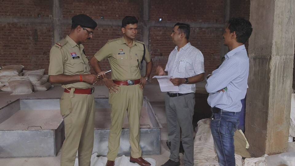 अवैध गुटका फैक्ट्री का हुआ भंडाफोड़।