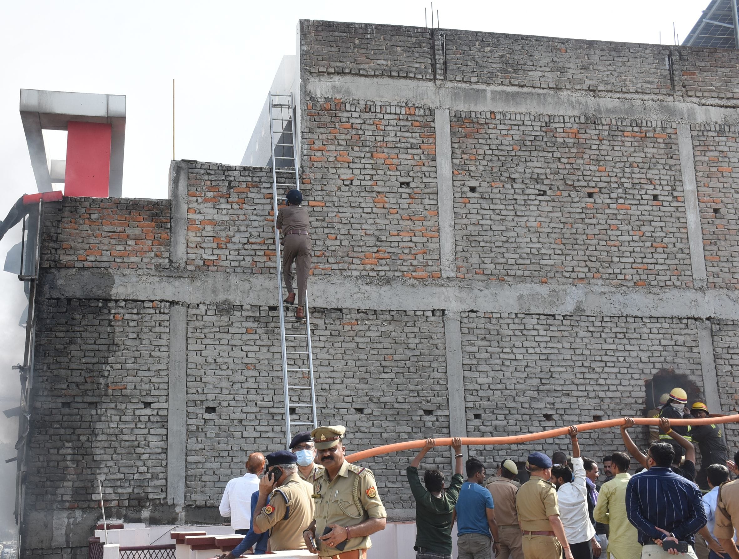 बिल्डिंग के पीछे की दीवार तोड़कर दमकल और एसडीआरएफ कर्मियों ने निकाले शव। 