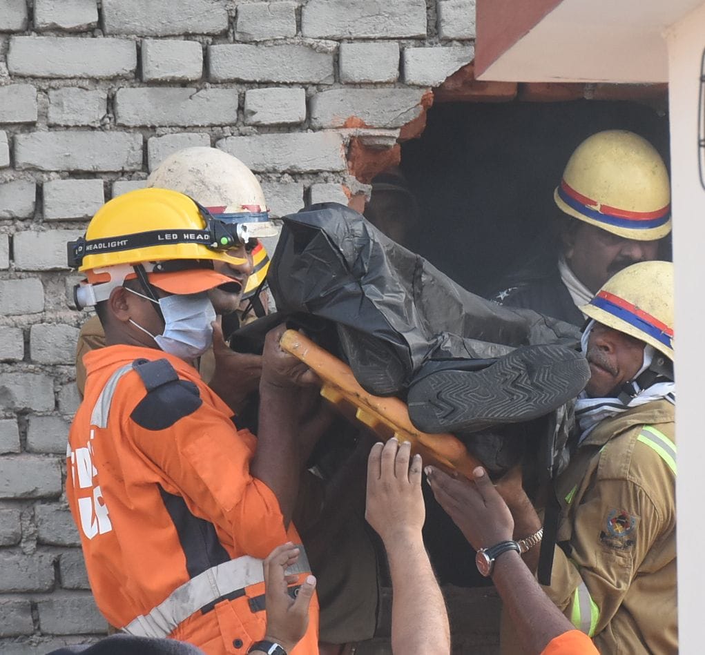 बिल्डिंग के पीछे की दीवार तोड़कर दमकल और एसडीआरएफ कर्मियों ने निकाले शव। 