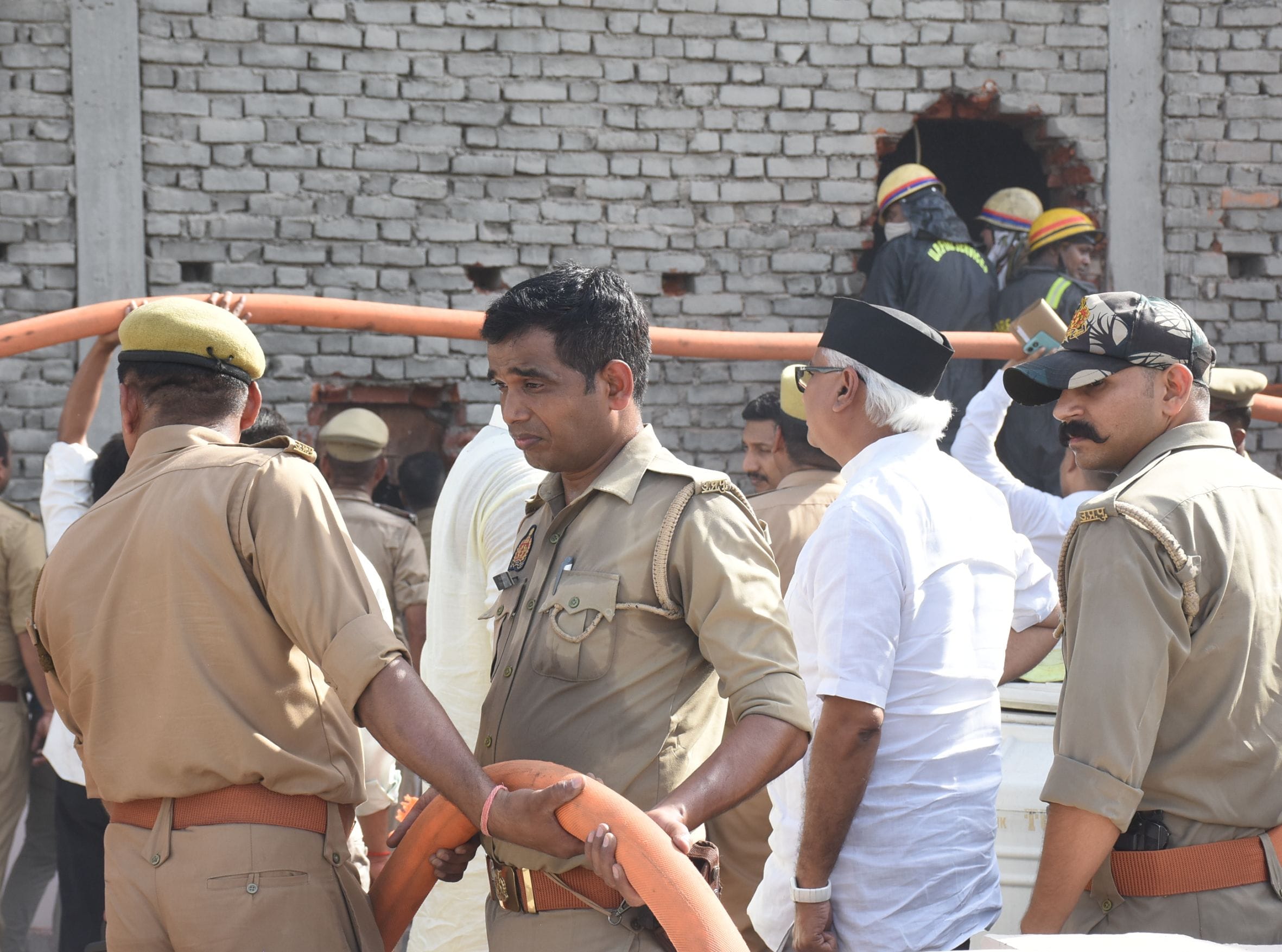 बिल्डिंग के पीछे की दीवार तोड़कर दमकल और एसडीआरएफ कर्मियों ने निकाले शव। 