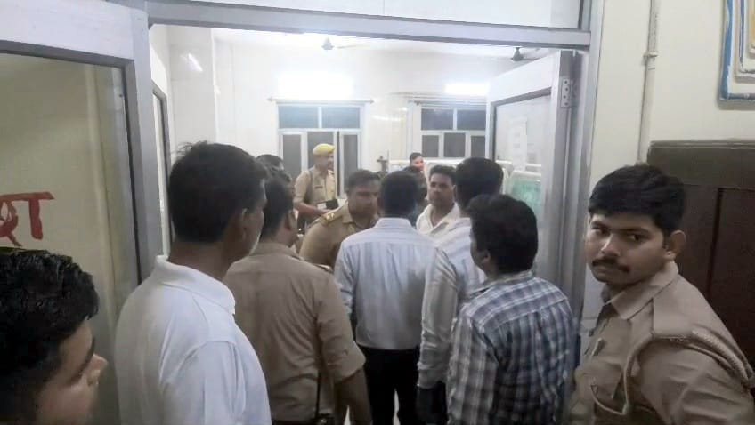 बिजनौर थाने में दुष्कर्म पीडिता के खुद को आग लगाने के बाद कोतवाल के कार्यालय में जले पड़ा पर्दा बिजनौर थाने में दुष्कर्म पीडिता के खुद को आग लगाने के बाद कोतवाल के कार्यालय में जले पड़ा पर्दा