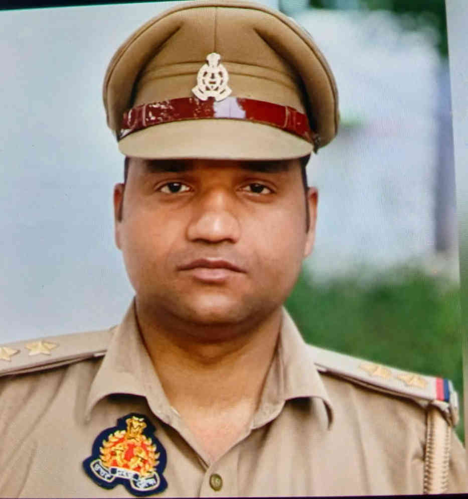 बिजनौर थाने में दुष्कर्म पीडिता के खुद को आग लगाने के बाद कोतवाल के कार्यालय में जले पड़ा पर्दा बिजनौर थाने में दुष्कर्म पीडिता के खुद को आग लगाने के बाद कोतवाल के कार्यालय में जले पड़ा पर्दा
