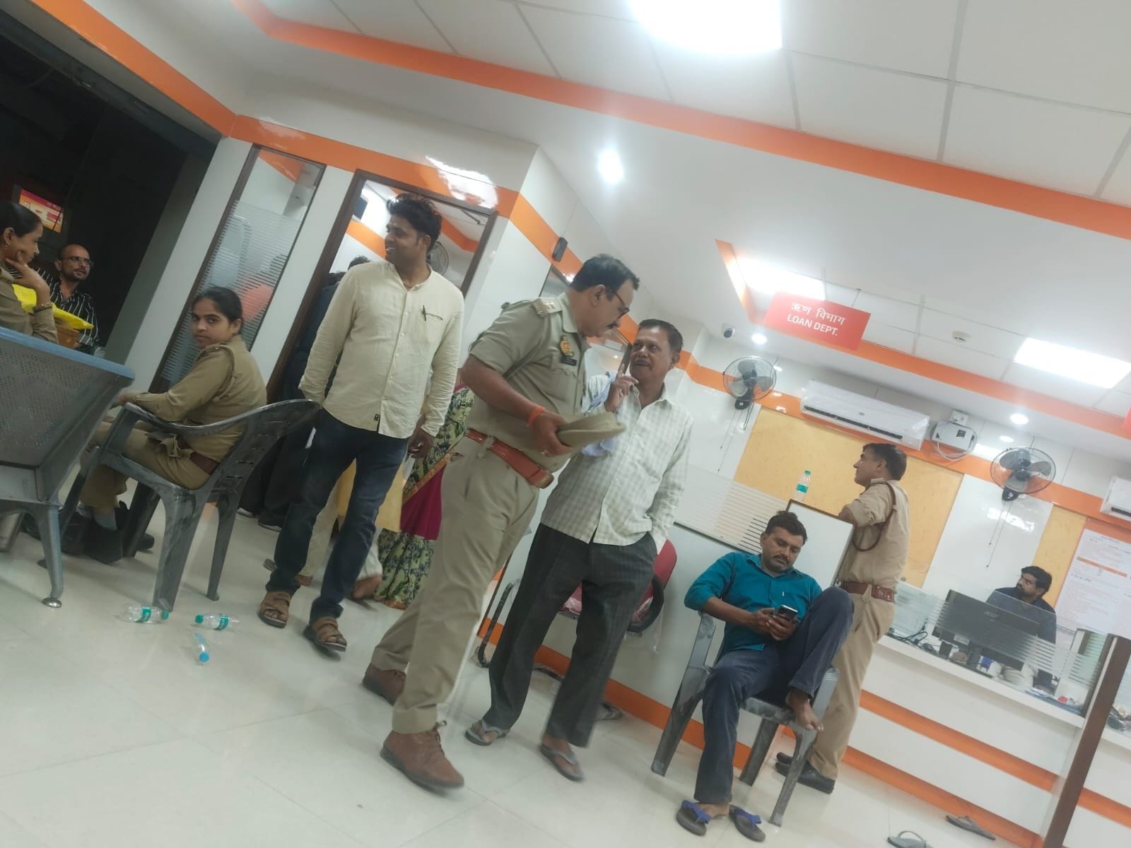 बैंक ऑफ बड़ौदा में प्रदर्शन करते खाताधारक।