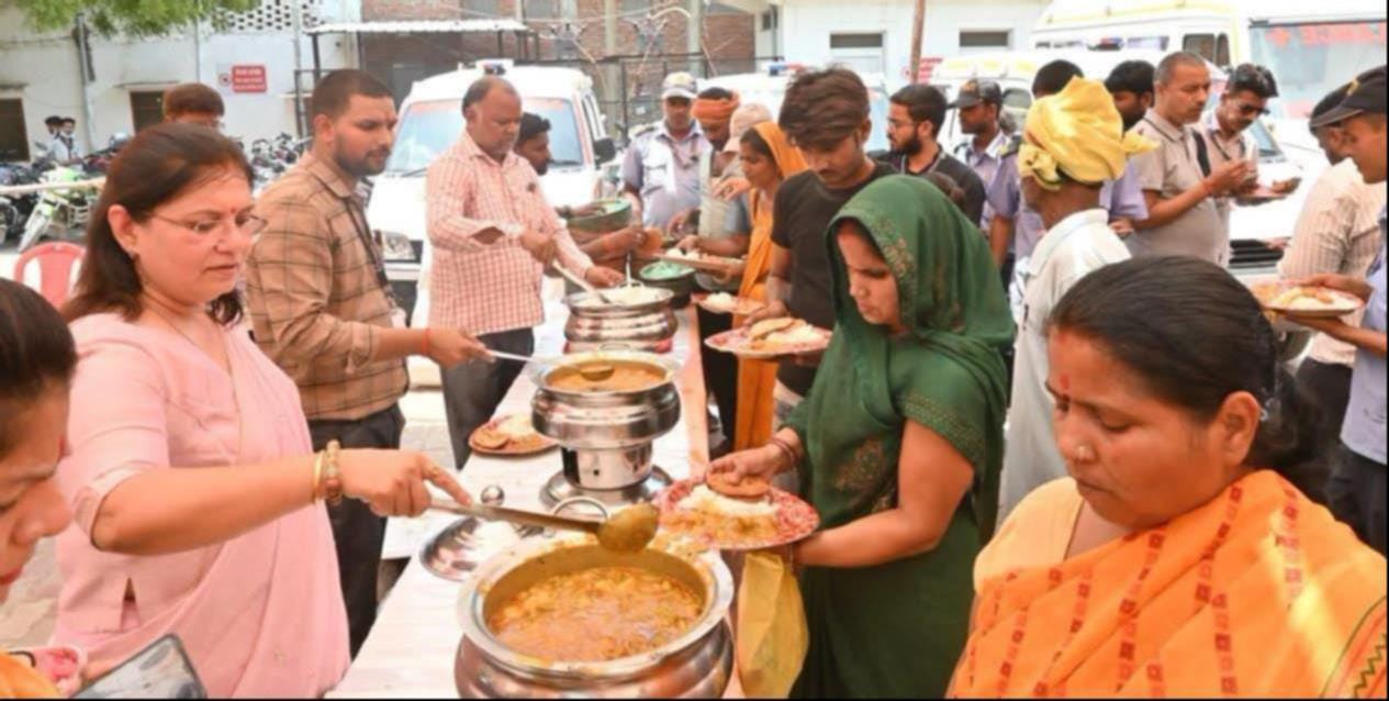 छेदीपुरवा में भंडारे में प्रसाद बांटते लोग व करनैलगंज बीआरसी में प्रसाद बांटतीं एसडीएम नेहा मिश