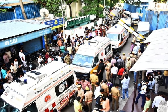 एंबुलेंस में घायलों को ले जाते लोग। एंबुलेंस में घायलों को ले जाते लोग।