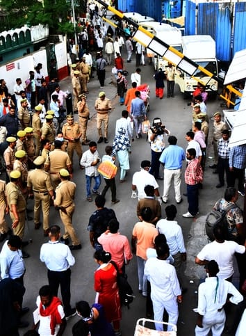 एंबुलेंस में घायलों को ले जाते लोग। एंबुलेंस में घायलों को ले जाते लोग।