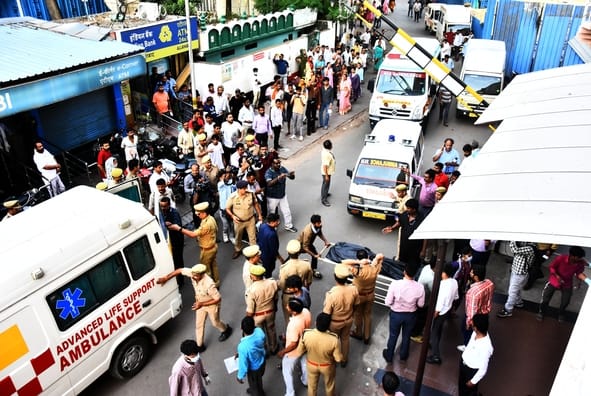एंबुलेंस में घायलों को ले जाते लोग। एंबुलेंस में घायलों को ले जाते लोग।