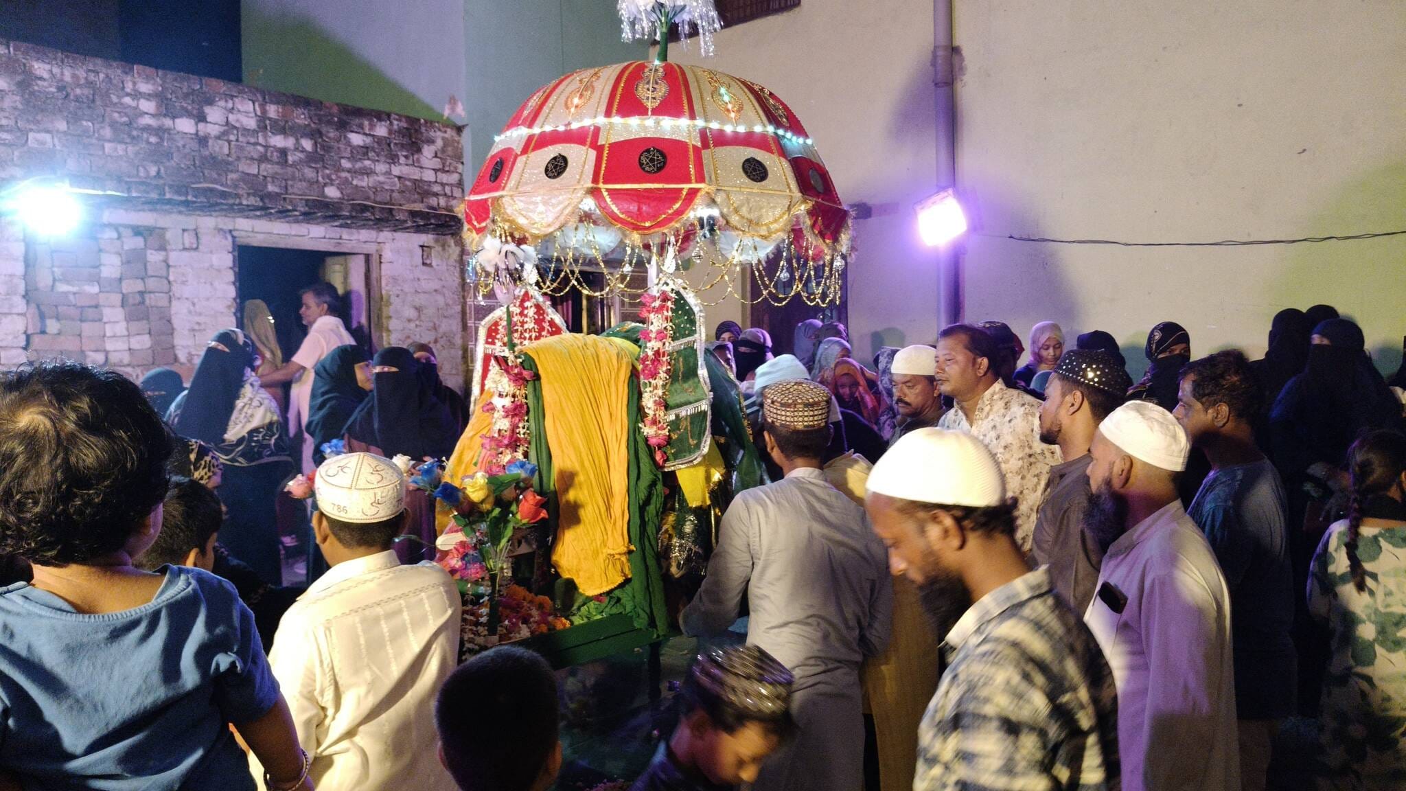 फोटो-10-नगर के मोहल्ला चूड़ी बाजार में जुल्फिकार के साथ ढोल ताशा बजाते अकीदतमंद।-संवाद
