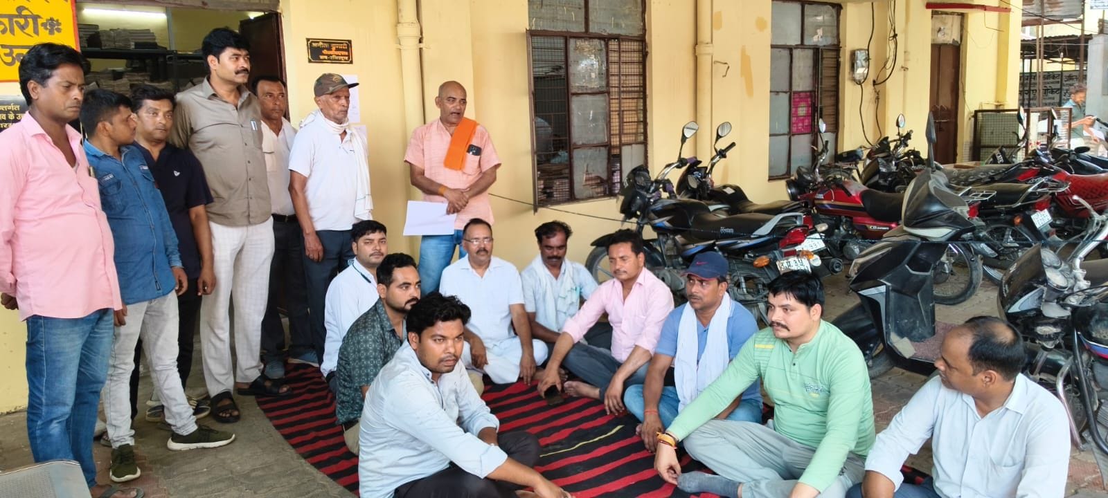 फोटो-16-कलक्ट्रेट में डीएम को ज्ञापन देते बार एसोसिएशन अध्यक्ष गिरीश मिश्रा व अन्य अधिवक्ता। सं फोटो-16-कलक्ट्रेट में डीएम को ज्ञापन देते बार एसोसिएशन अध्यक्ष गिरीश मिश्रा व अन्य अधिवक्ता। सं