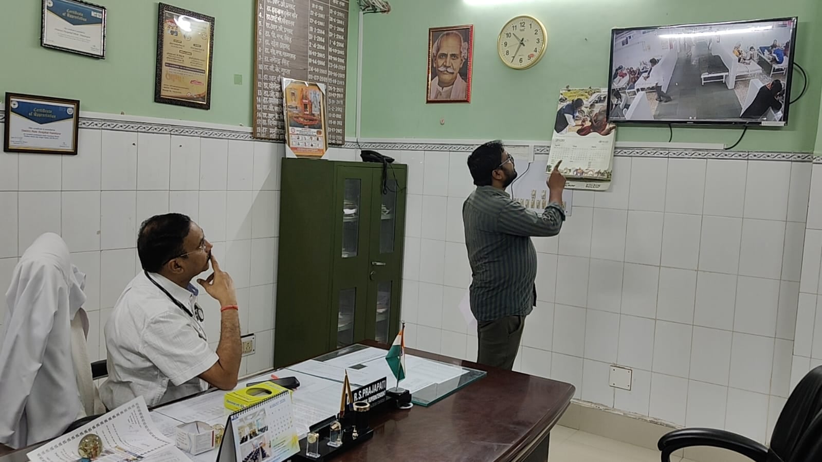 फोटो- 23एचएएमपी 19- स्टॉफ नर्स से जानकारी लेते दरोगा। संवाद