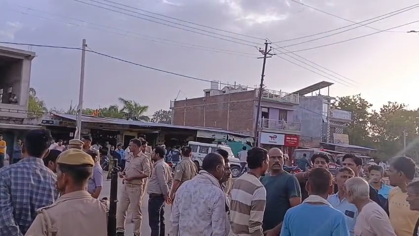 फोटो - 30 अतिक्रमण हटाती जेसीबी। संवाद फोटो - 30 अतिक्रमण हटाती जेसीबी। संवाद
