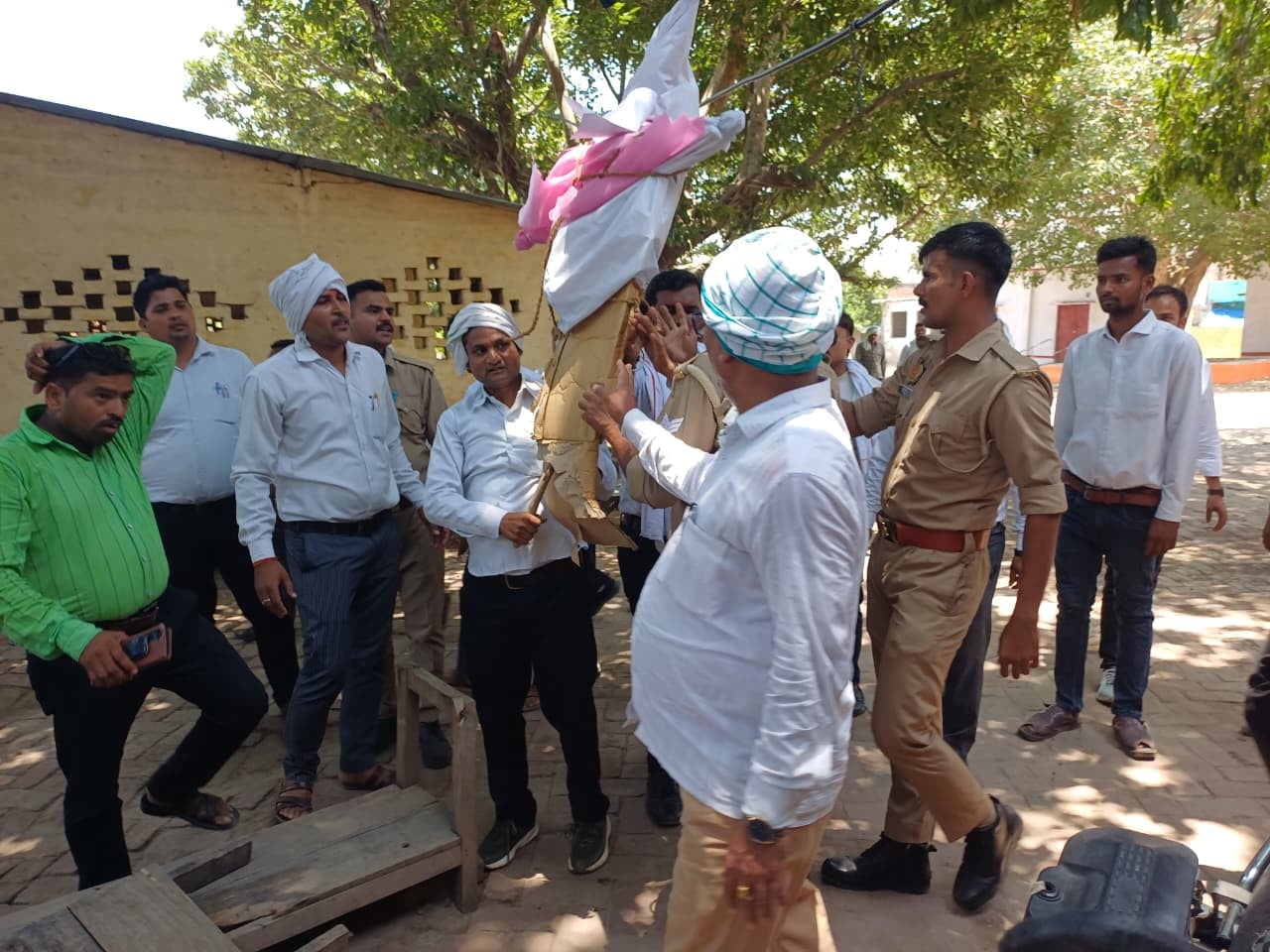 फोटो 30: संडीला में ई-रजिस्ट्री के विरोध में तिरंगा यात्रा निकालते वकील, दस्तावेज लेखक। संवाद फोटो 30: संडीला में ई-रजिस्ट्री के विरोध में तिरंगा यात्रा निकालते वकील, दस्तावेज लेखक। संवाद