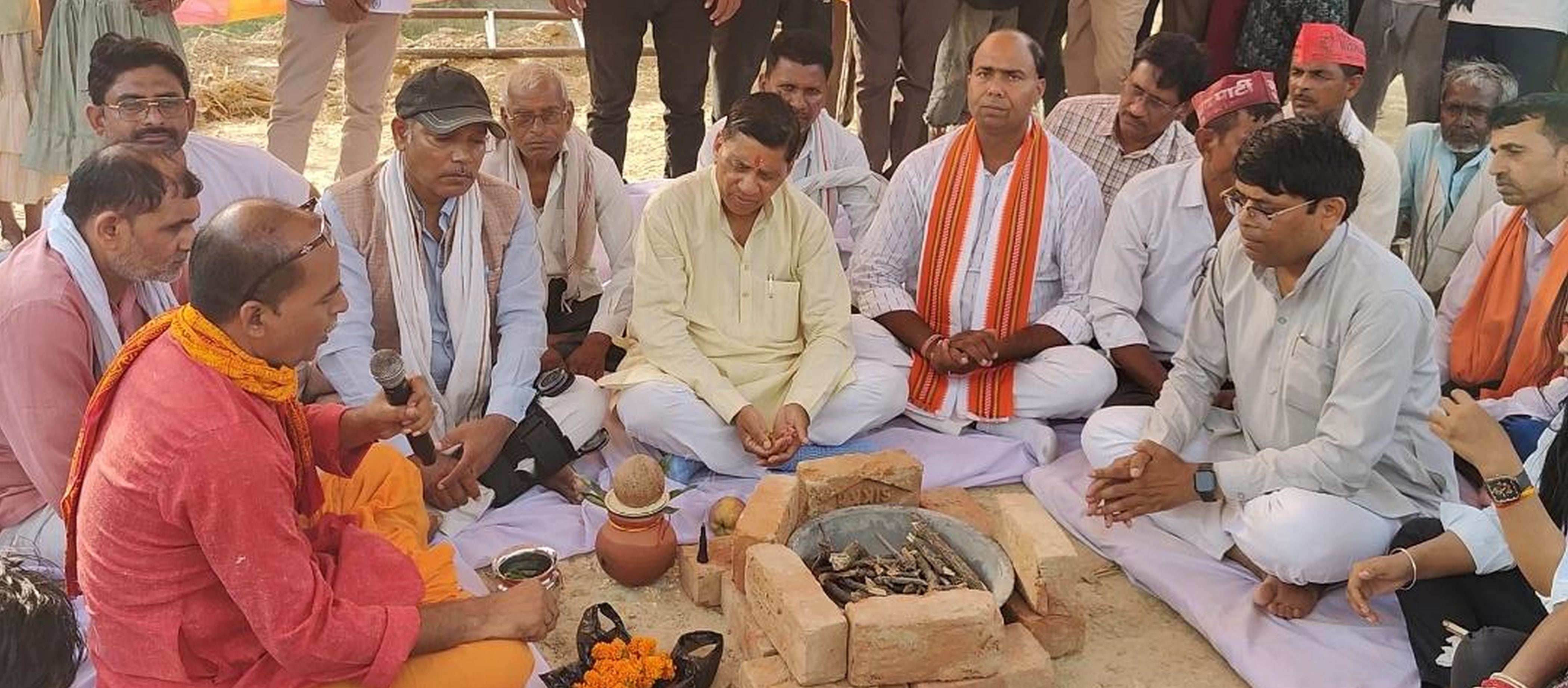 फोटो-35-पुल निर्माण के लिए भूमि पूजन करते विधायक राजेंद्र पटेल। संवाद फोटो-35-पुल निर्माण के लिए भूमि पूजन करते विधायक राजेंद्र पटेल। संवाद