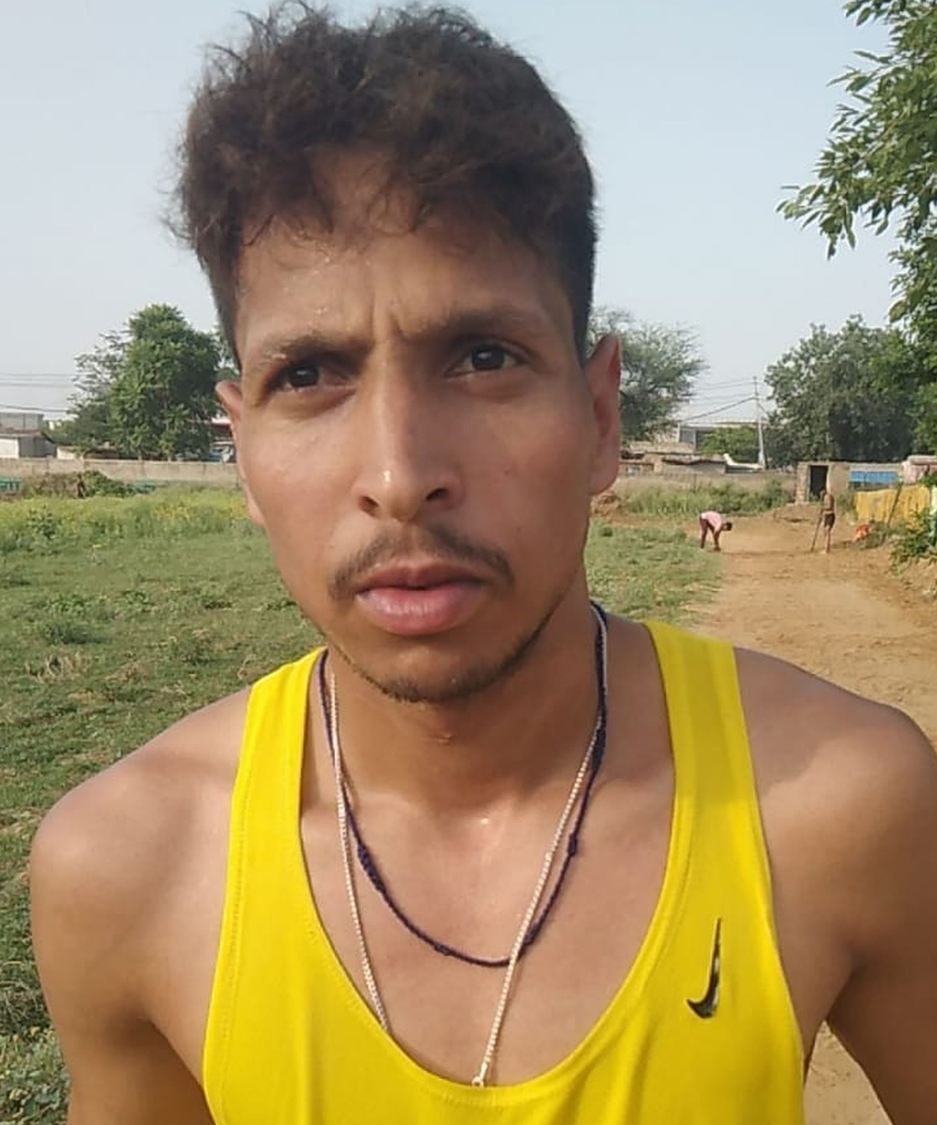 फोटो-61 गांव सतनाली में खेल मैदान की सफाई करते खिलाड़ी। संवाद फोटो-61 गांव सतनाली में खेल मैदान की सफाई करते खिलाड़ी। संवाद